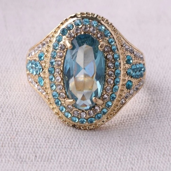 Jewelry - Stunning aqua and gold costume jewelry ring size 7